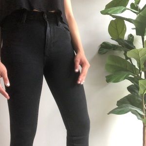 Black super high-waisted jeans